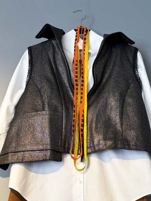 Artpoint Shiny Short Boxy Vest Aubergine/Black